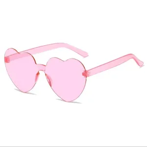 Gros plan détaillé d'une paire de lunettes de soleil roses sans monture en cœur