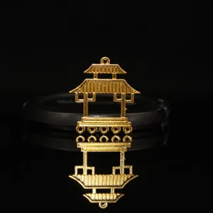 Detaillierte Nahaufnahme eines vergoldeten chinesischen Pavillon Metallanhängers für DIY Basteln.