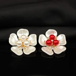 Perlenblumen-Legierungszubehör Detail, fünfblättriges Muscheldesign mit funkelnden Strasssteinen.