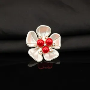 Weißes Muschel-Blumen-Zubehör mit drei roten Perlen, DIY-Legierungs-Schmuck für Hochzeit.