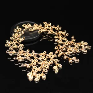 Detail de branche de feuille en alliage dore, accessoire cheveux DIY pour mariee.
