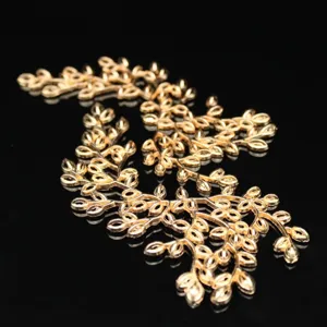 Vue détaillée de branche de feuille en alliage doré, parfaite pour accessoires de mariée DIY.