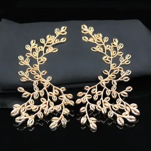 Accessoire de cheveux DIY branche de feuille en alliage doré pour mariée détail.