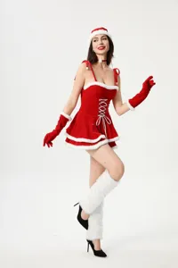 Détail de costume de Noël, robe en velours rouge avec bordure en fausse fourrure.