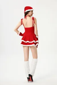 Detail costume de Noël avec robe courte en velours rouge et bordure en fausse fourrure.