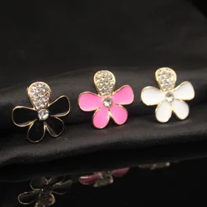 Nahaufnahme der fünfblättrigen Legierungsblume mit Strass und Emaille für DIY Zubehör.