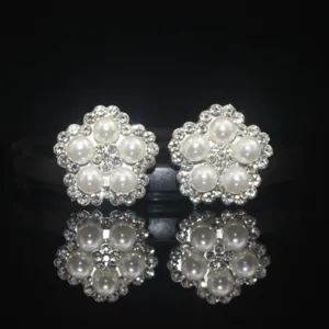 Alloy rhinestone pearl flower buttons for DIY clothing decoration and sewing crafts.