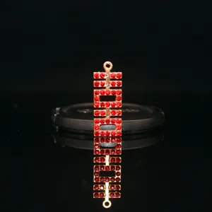 Nahaufnahme des roten Strass-Doppelglück-Anhängers, ideal für DIY-Brautohrringe und Fächer.