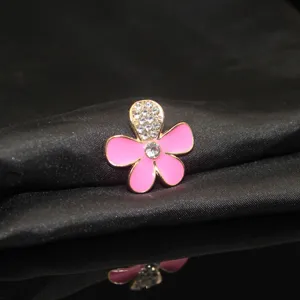 Detailansicht eines wunderschönen fünfblättrigen Blumen-Legierungs-Accessoires mit Strasssteinen.