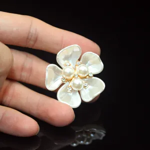 Nahaufnahme Detail der Muschel Perle Blume Legierung Schmuck Zubehör für DIY Brautstrauß.