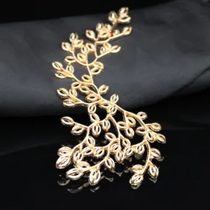 Détail d'accessoire de cheveux en alliage de feuilles d'or, idéal pour diadèmes de mariée.