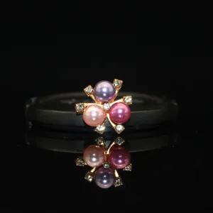 Close-up view of the tricolor pearl alloy flower hair accessory with fine sparkling rhinestones.