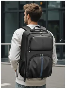 Wasserdichter, multifunktionaler Business Laptop Rucksack in Schwarz mit viel Stauraum.