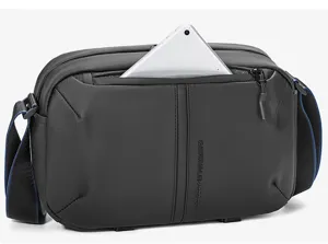 Detailansicht der schwarzen multifunktionalen Tech-Umhängetasche mit Vordertasche.