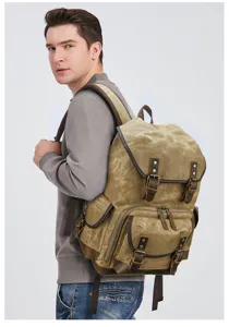 Vista dettagliata dello zaino vintage in tela con spallacci resistenti e tasche.