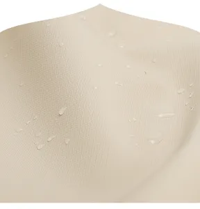 Détail de tissu beige imperméable pour sac d'appareil photo, textile durable.