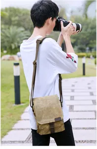 Vue détaillée d'un sac bandoulière résistant en toile pour appareil photo porté au parc.