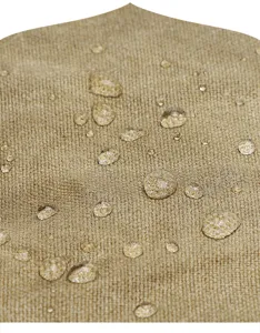 Gros plan sur le tissu kaki imperméable pour sac d'appareil photo, résistant et durable.