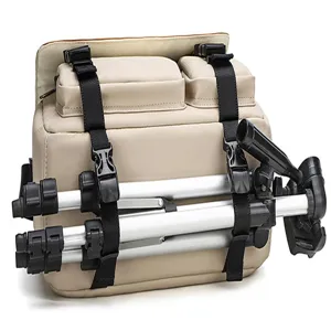 Gros plan de sac photo reflex beige avec sangles de tripod sécurisées et boucles.