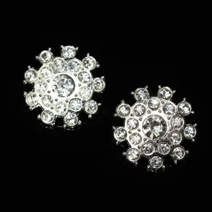 Primo piano dettagliato di bottoni metallici con strass scintillanti per la moda elegante.