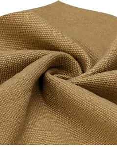 Nahaufnahme des robusten braunen Canvas-Stoffes mit feiner Webtextur und natürlichen Falten.