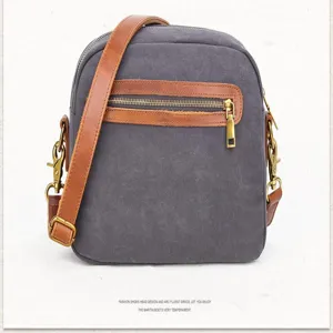 Bolso bandolera de lona vintage con detalles de cuero marrón y múltiples bolsillos útiles.
