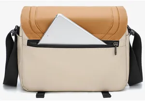 Sac à bandoulière pour appareil photo vue détaillée avec design de rabat bicolore.