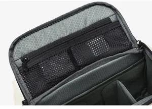 Detail intérieur du sac pour appareil photo reflex avec poche zippée et doublure alvéolée.