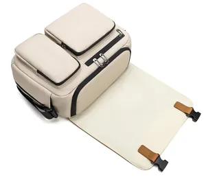 Vue détaillée du sac photo beige avec plusieurs poches multifonctions et fermetures éclair.