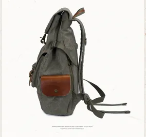 Dettaglio laterale dello zaino in tela vintage con tasche in pelle e finiture resistenti.