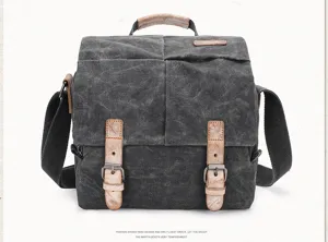 Vintage waterdichte canvas cameratas met bruine lederen riemen en verstelbare schouderband.