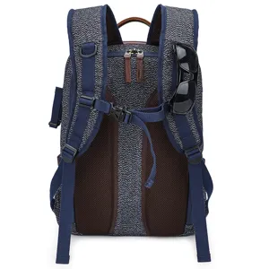 Wasserdichter Kamerarucksack aus Segeltuch mit atmungsaktivem Rückenteil für Outdoor-Fotografie.