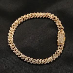 Detailaufnahme des goldenen Cuban-Link-Armbands mit funkelnden Steinen und sicherem Verschluss.