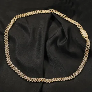 Detailansicht einer goldenen Cuban Link Halskette mit funkelnden Steinen im Hip-Hop-Stil.