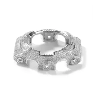Gros plan sur la lunette de montre en métal modifié avec des diamants pour GA2100.