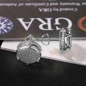 Vista di dettaglio di orecchini a lobo rotondi in argento S925 con pavé di moissanite.