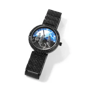 Vue détaillée de la montre à quartz en strass noirs de luxe avec le cadran panthère unique.
