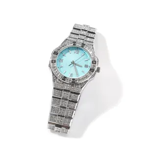 Luxus Quarz-Armbanduhr voll besetzt mit Strass, hellblaues Zifferblatt und Römische Ziffern.