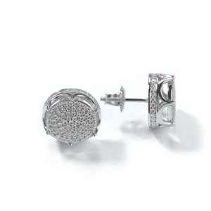 Vista dettagliata di orecchini a lobo in argento S925 e moissanite con raffinato pavé.