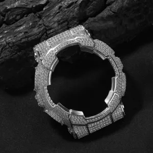 Gros plan détaillé de la structure scintillante du boîtier de montre de remplacement.