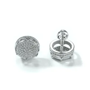 Primo piano di orecchini a lobo rotondi in argento sterling con chiusura a vite sicura.