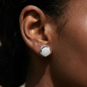 Primo piano dettagliato di orecchini a lobo in argento con moissanite, eleganti.