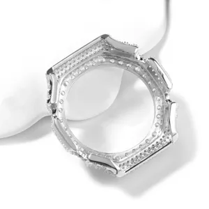 Silbernes Metall-Uhrengehäuse im geometrischen Design für individuelle Uhrenmodifikation.