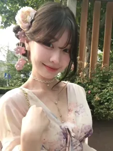 Japanese kimono Hanfu silk flower hair clips with elegant hanging tassels for travel photography.