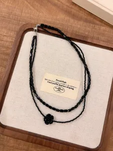 Schwarze zweilagige Perlenkette mit Rosenanhänger, elegante Vintage Schlüsselbeinkette.