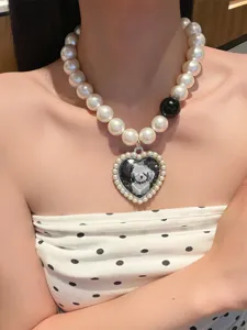 Exquisite Perlenkette Choker mit einem süßen Hundefoto in einem romantischen Herz-Anhänger Design.