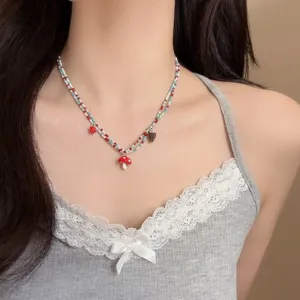 Collana di perline colorate a doppio strato con simpatici ciondoli a forma di fungo e pigna.
