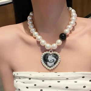 Schicke Perlenkette mit süßem Hundehänger, modisches Design für sommerliche Damen-Outfits.
