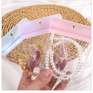 Bolsas de sellado de joyas transparentes con bonitas pulseras de cuentas para el almacenamiento.