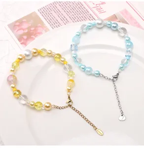 Vista detallada de pulseras de cuentas hechas a mano en amarillo y azul con cadenas de acero.